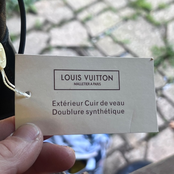 Louis Vuitton - Picture 2 of 8